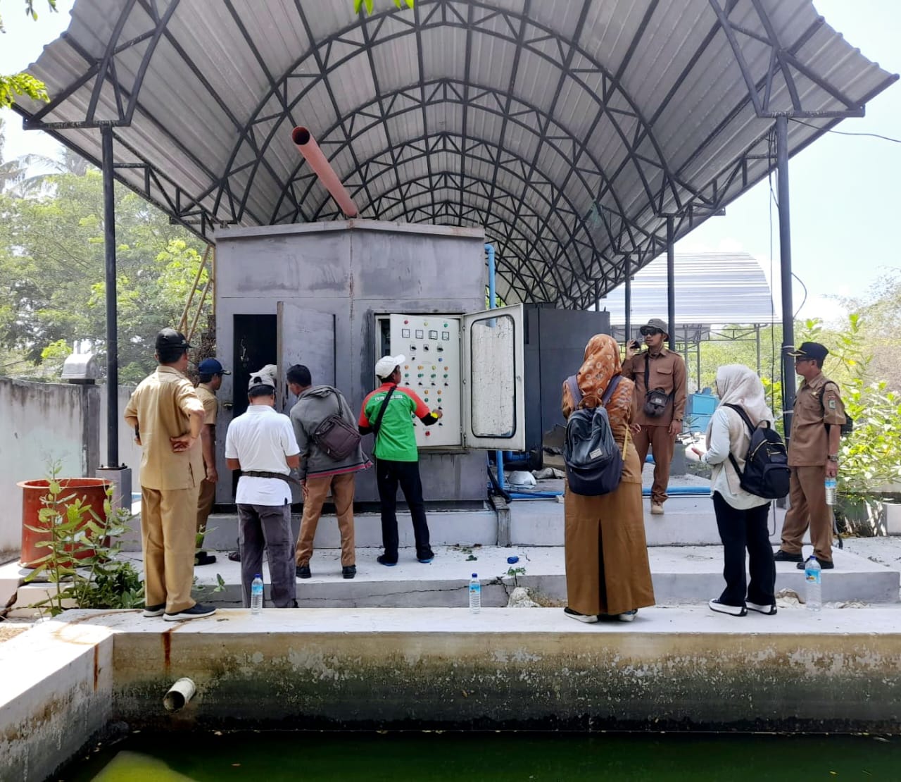 PENGECEKAN: Tim gabungan Pemerintah Kabupaten Lombok Utara (KLU) mengunjungi lokasi Pengelolaan Air Limbah (IPAL) di Gili Trawangan, belum lama ini. IST/LOMBOK POST