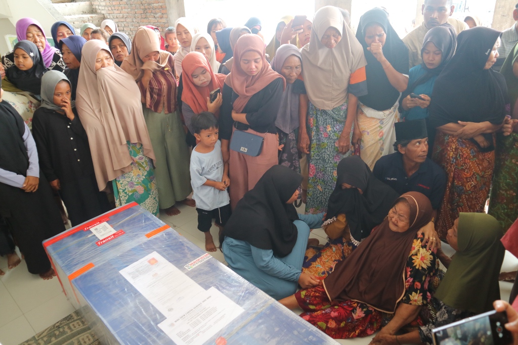 PULANG BERSAMA PETI: Tangis keluarga menyambut kedatangan peti jenazah WNI Suandi Putra Kedaro di pelataran Masjid UbbulWathan, Dusun Karang Katong, Desa Mujur, Kecamatan Praya Timur. Dewi/Lombok Post