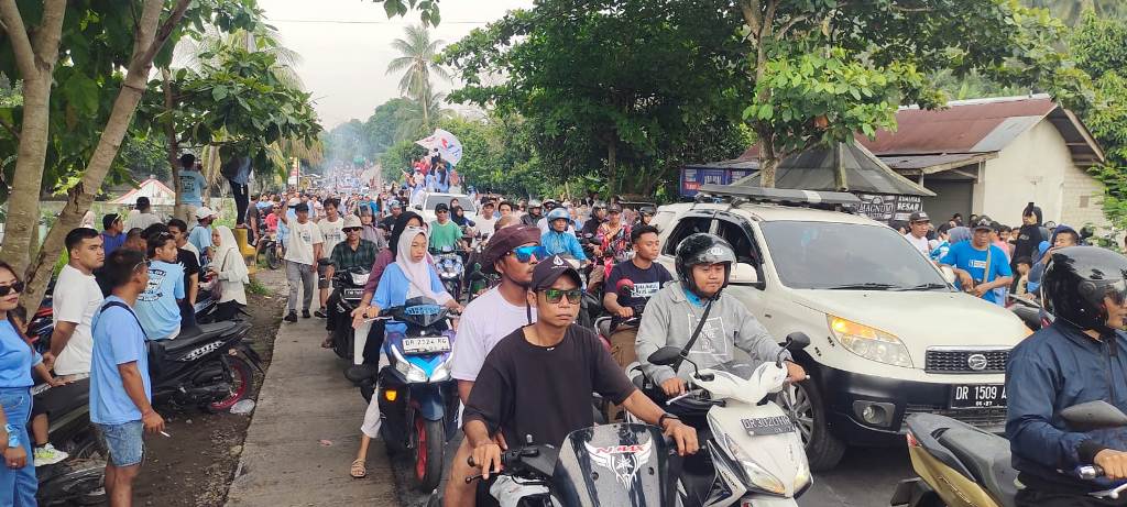 EKSPRESI RASA SYUKUR: Iring-iringan konvoi pendukung Najmul-Kus memadati jalan raya Pemenang, Kamis (29/11). HABIBUL ADNAN/LOMBOK POST