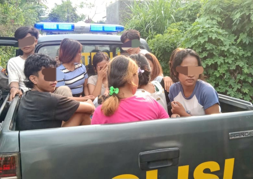 DIAMANKAN: Sejumlah remaja yang kos di Dusun Tanaq Embet, Desa Batulayar diamankan aparat kepolisian. DOK LOMBOK POST&nbsp;