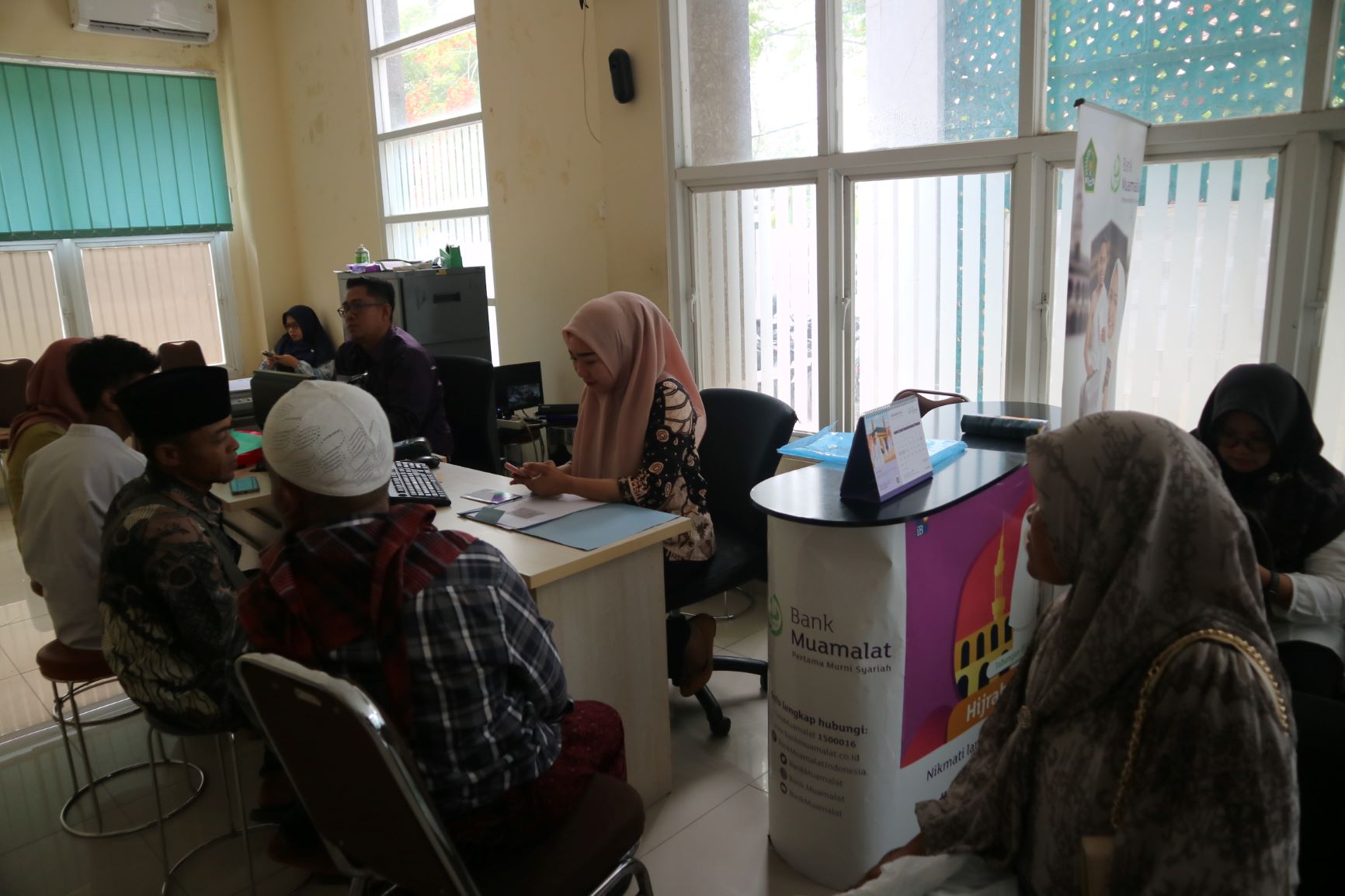 BERALIH KE UMRAH: Sejumlah calon jamaah melengkapi berkas persyaratan untuk pemberangkatan ibadah umrah ke Tanah Suci di kantor Kemenag Loteng, Praya. Dewi/Lombok Post