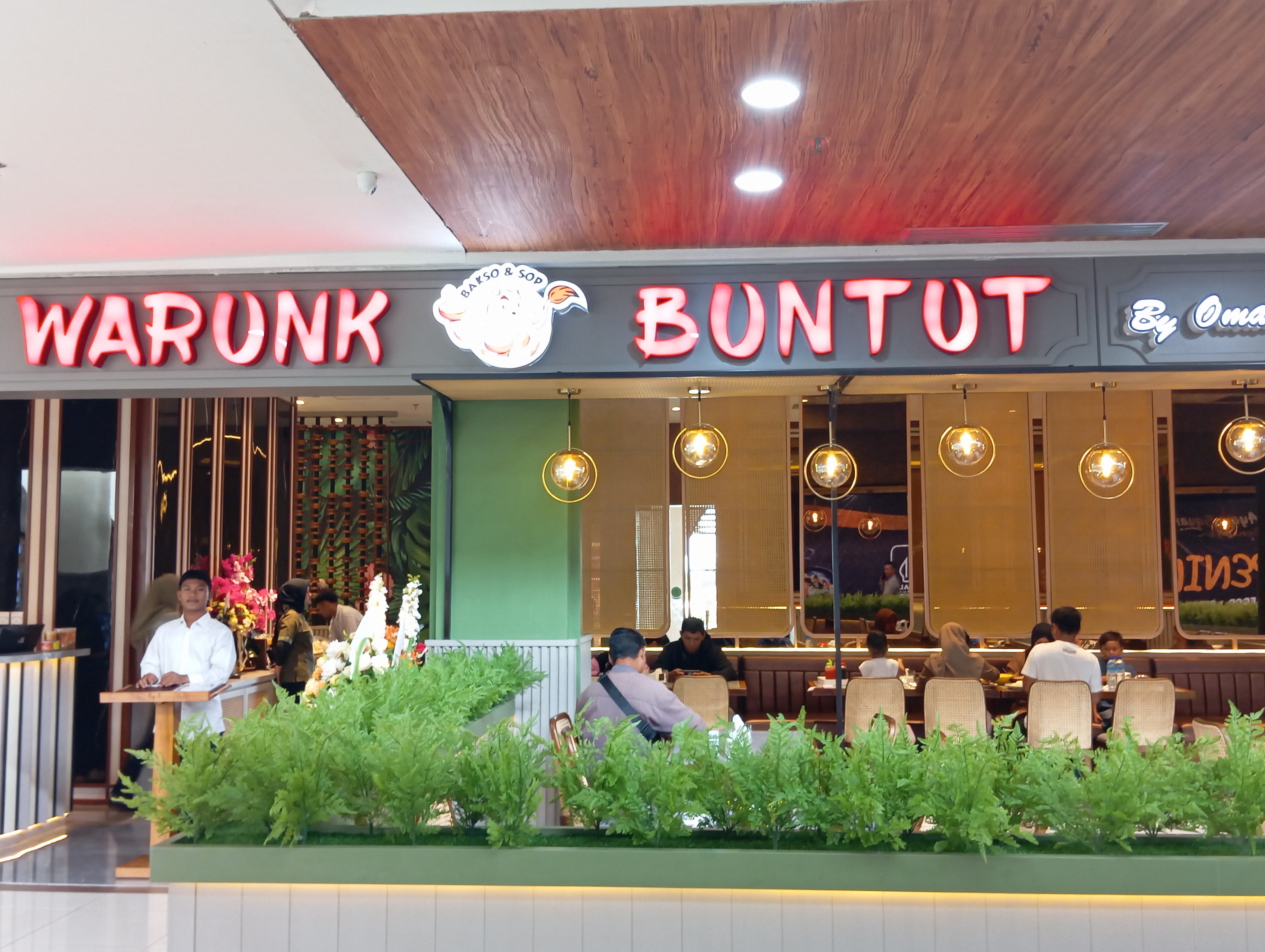 REOPENING: Gerai Warunk Buntut dengan desain interior baru, di lantai dua Lombok Epicentrum Mall (LEM), Kamis (28/11). FERIAL/LOMBOK POST