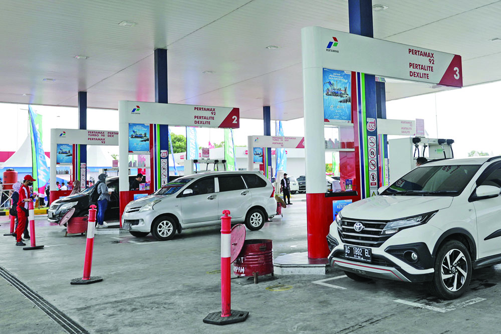 Aktivitas pengisan bahan bakar di SPBU di Rest Area KM 725 Tol Surabaya Mojokerto beberapa waktu lalu.  PUGUH SUJIATMIKO/JAWA POS