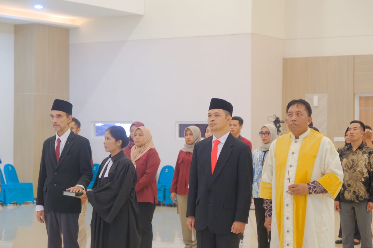 RESMI JADI WNI: Bruno Milito menjalani pengambilan sumpah janji setia di Kantor Kanwil Kemenkumham NTB, Kamis (28/11).