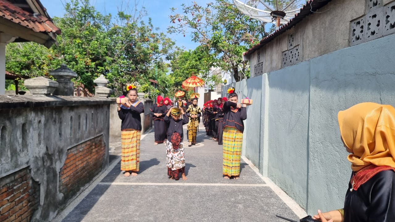 NYONGKOLAN: Murid SDN 43 Mataram menampilkan nyongkolan pada P5 pagelaran budaya di halaman sekolah setempat, belum lama ini. IST/LOMBOK POST