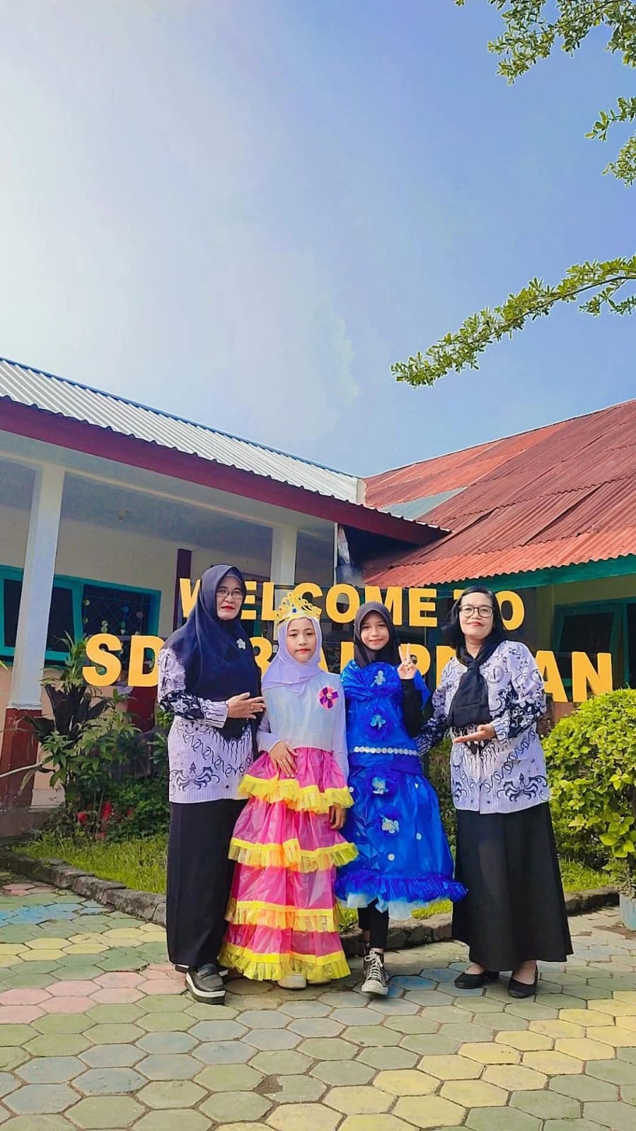 KEREN: Kepala SDN 3 Ampenan Hj Baiq Ratna Wahyuningsih (kiri) bersama dua peserta fashion show dan guru di halaman sekolah setempat, Senin (25/11) lalu. IST/LOMBOK POST