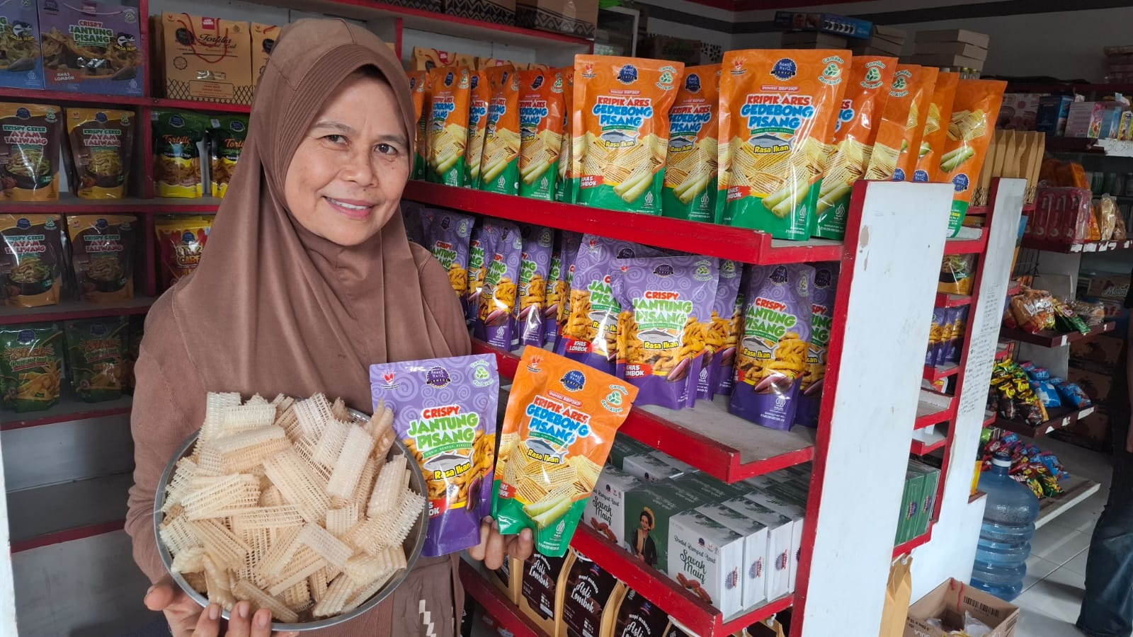 KUALITAS EKSPOR: Baiq Siti Suriani menunjukkan hasil olahan snack gedebog pisang di tokonya di kompleks Perumahan Griya Asri Senteluk, Batulayar, Lombok Barat, Jumat (22/11). UMAR/LOMBOK POST
