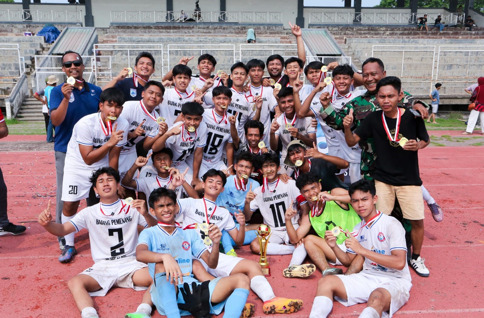 TAMPIL DI AJANG NASIONAL: Tim official dan pemain PS Daygun merayakan keberhasilan menjuarai Piala Soeratin U-17 NTB, beberapa waktu lalu. IST/LOMBOK POST