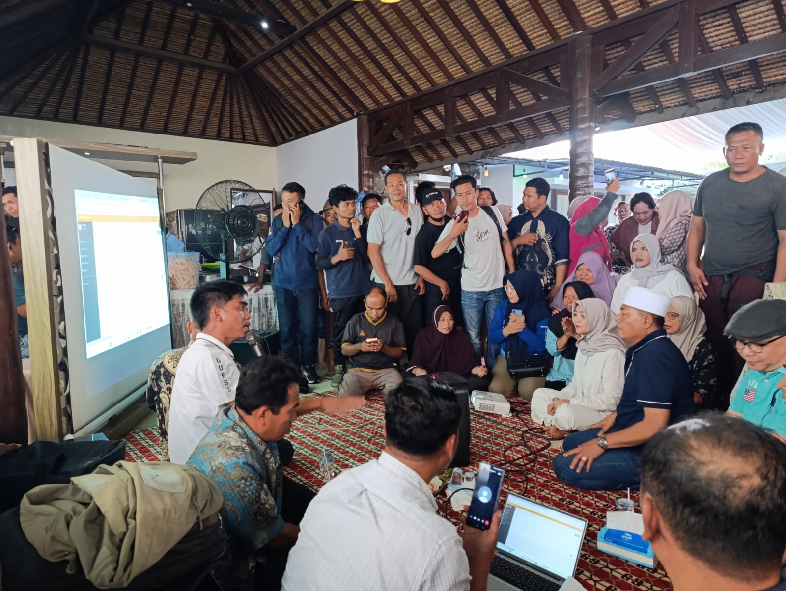 PANTAU: H Haerul Warisin, calon bupati Lotim nomor urut 2, saat melihat hasil real count di rumahnya bersama tim pemenangan dan masyarakat, beberapa waktu lalu. SUPARDI/LOMBOK POST