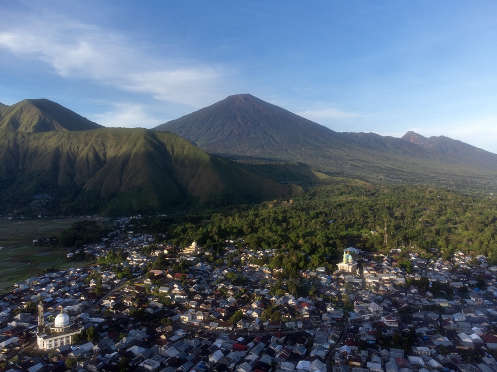 SUNGGUH MEMPESONA: Keindahan alam Sembalun, di Lombok Timur menjadi daftar tujuan wisatawan. Sayangnya, pengelolaan sampah di wilayah belum maksimal, sehingga berpotensi mengganggu. IVAN/LOMBOK POST