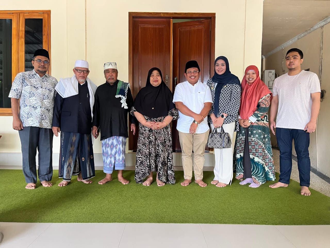 TOKOH LOBAR: Pasangan Calon Bupati Nomor Urut 4 Lalu Ahmad Zaini dan Hj Nurul Adha (LazAdha) bertemu dengan Calon Bupati Nomor Urut 3 Hj Sumiatun di kediamannya di Sekotong, Sabtu (30/11).