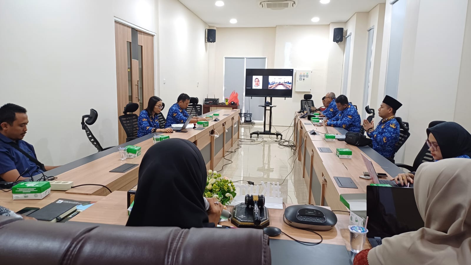 Kepala Divisi Pelayanan Hukum dan HAM Kanwil Kemenkumham NTB, Farida membuka secara daring penandatanganan berita acara hasil harmonisasi 4 Rancangan Peraturan Kepala Daerah (Raperda) KSB.