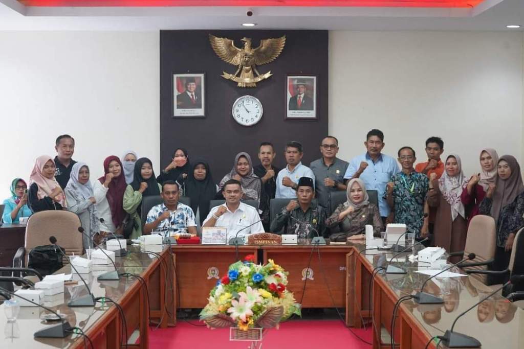 HEARING: Komisi I dan IV DPRD Sumbawa menerima hearing guru-guru honorer, Jumat (29/11). ABET/LOMBOK POST