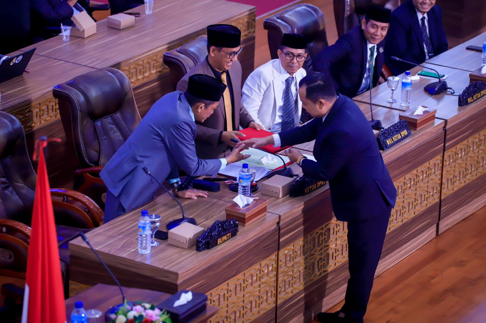 DISAHKAN: Juru Bicara Badan Anggaran DPRD Loteng Ahmad Syamsul Hadi menyerahkan laporan Badan Anggaran DPRD Loteng dalam sidang paripurna, Jumat (29/11).&nbsp;DPRD Loteng for Lombok Post