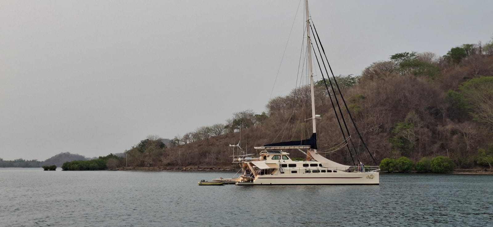 SURGA DUNIA: Kapal pesiar mini yang mengangkut wisatawan bersandar di terminal khusus Marina Del Ray, Gili Gede Indah, Sekotong, pekan lalu.