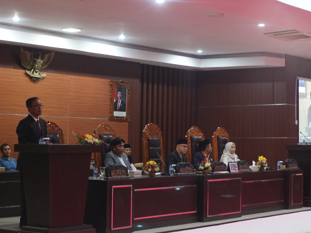 RAPAT PARIPURNA: Pj Bupati Lotim HM Juaini Taofik memberikan sambutan dalam rapat paripurna bersama DPRD Lotim dengan agenda penetapan Raperda tentang APBD 2025, Jumat (29/11). SUPARDI/LOMBOK POST