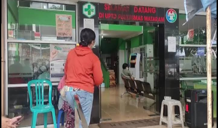 PELAYANAN: Seorang pengunjung datang ke berobat ke Puskesmas Mataram, beberapa waktu lalu.