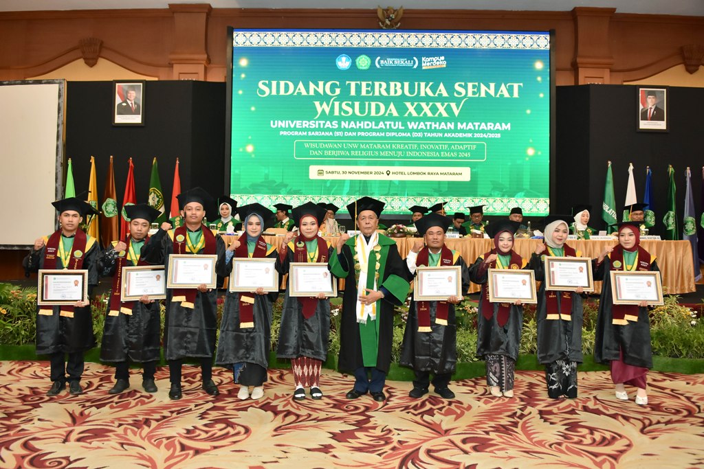 PROSESI SAKRAL: Rektor UNW Mataram Prof H Agil Al Idrus (tengah) bersama lulusan terbaik, di acara Wisuda Ke-35 UNW Mataram Tahun Akademik 2024/2025, di Mataram, Sabtu (30/11).