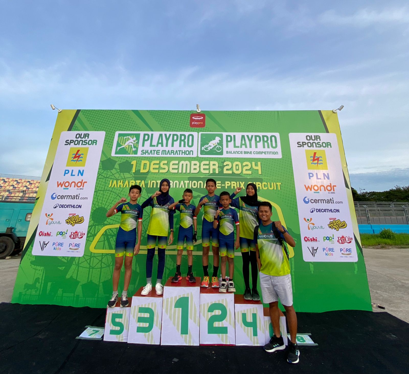 Para peraih medali Play Pro Skate Marathon 2024 dari Tim Mandalila Inline Skate NTB