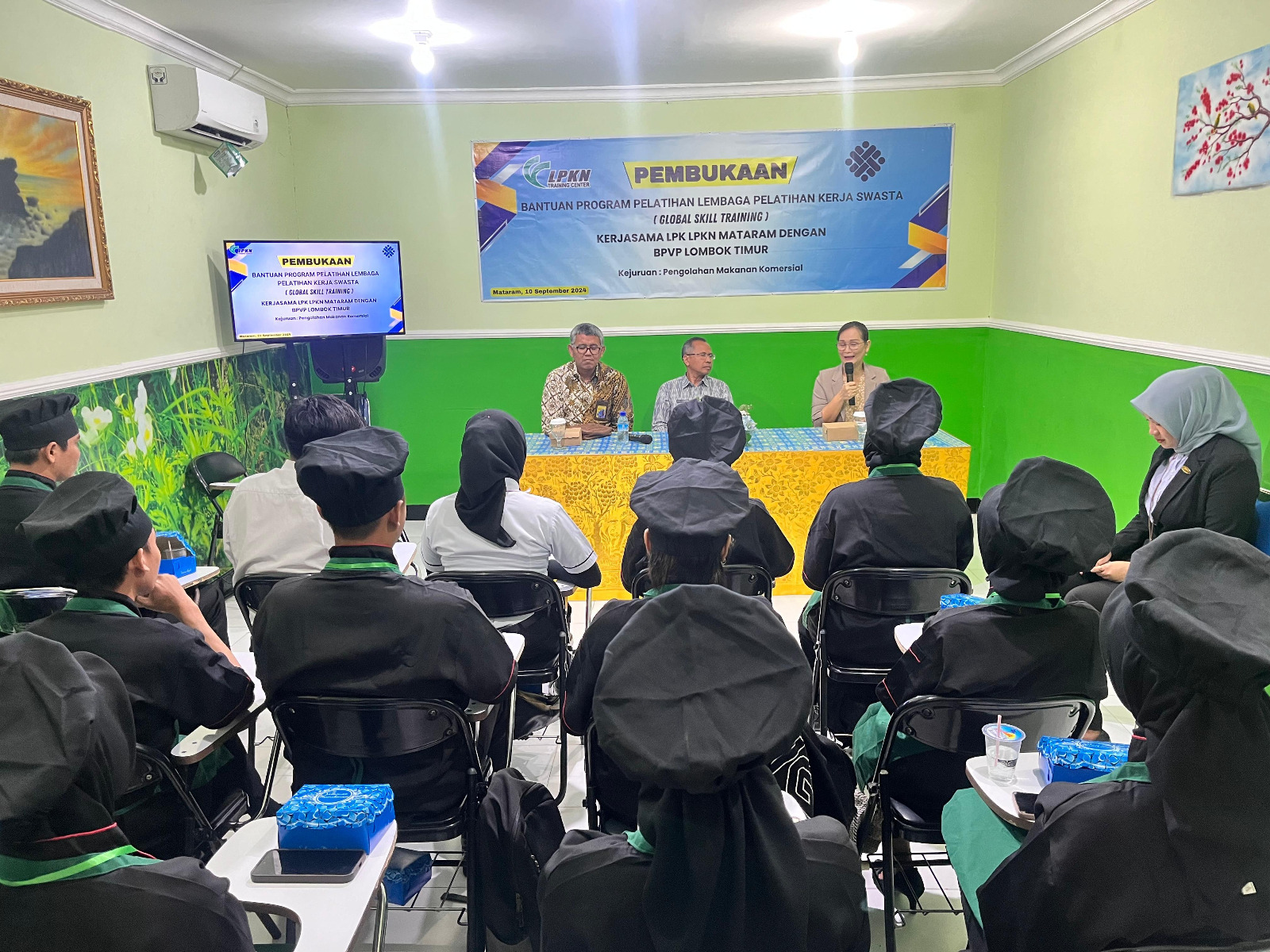 PELATIHAN: (dari kiri) Kepala BPVP Lombok Timur Verry Fahrudin, Kepala Disnaker Kota Mataram H Rudi Suryawan, Direktur LPKN Training Center Naktika Sari Dewi.