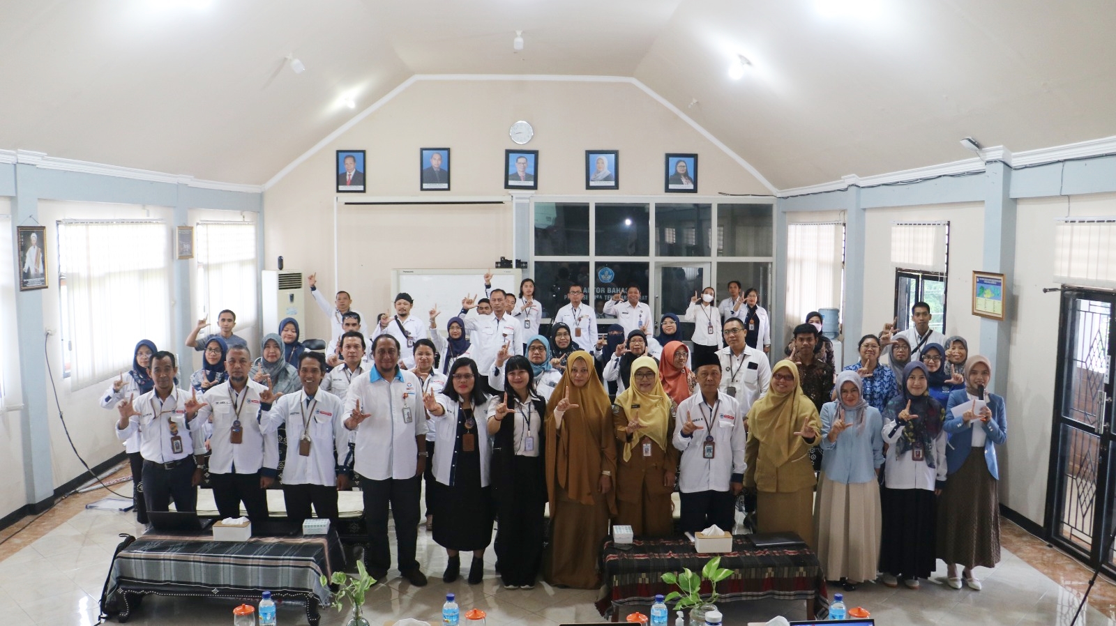 Narasumber dan peserta berfoto bersama saat kegiatan Taklimat Media dan Sosialisasi OTK, di Mataram, Senin (2/12).