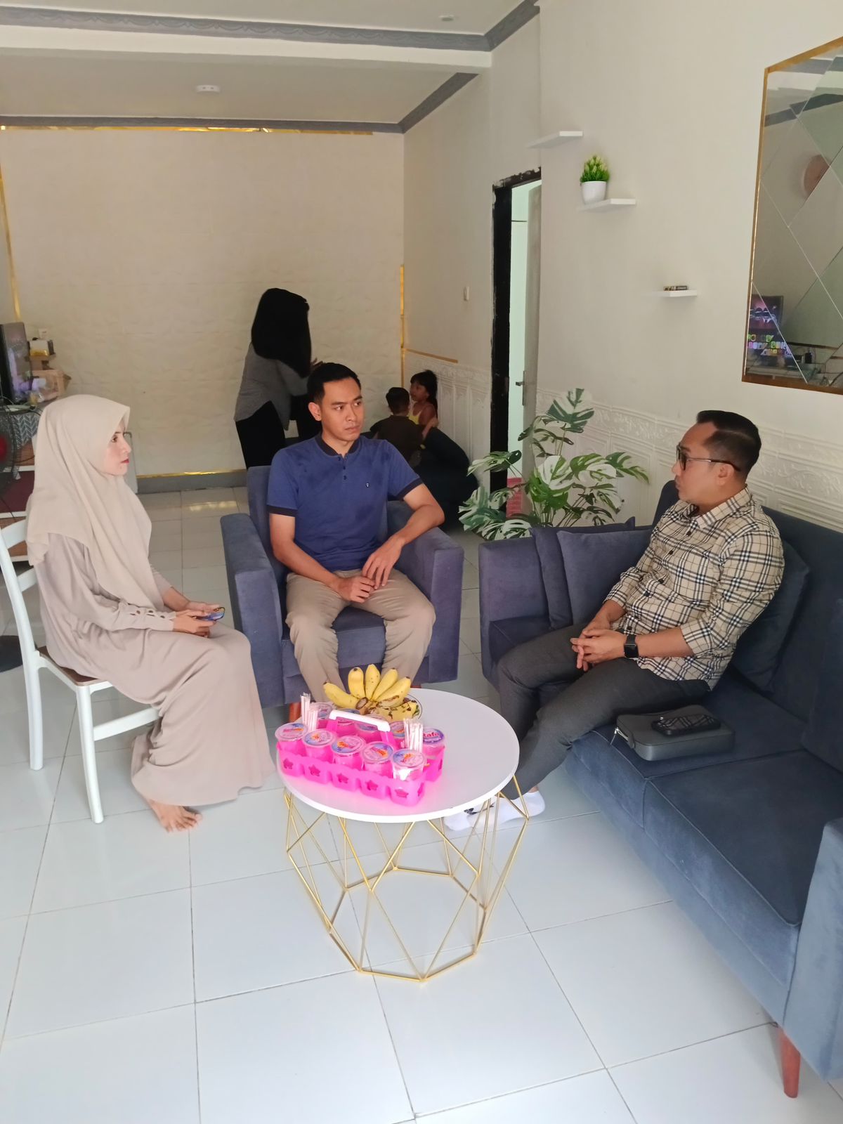 BERDUKA CITA: Dokter Emir temui orang tua anak yang diduga meninggal karena ditabrak, Sabtu (30/11).