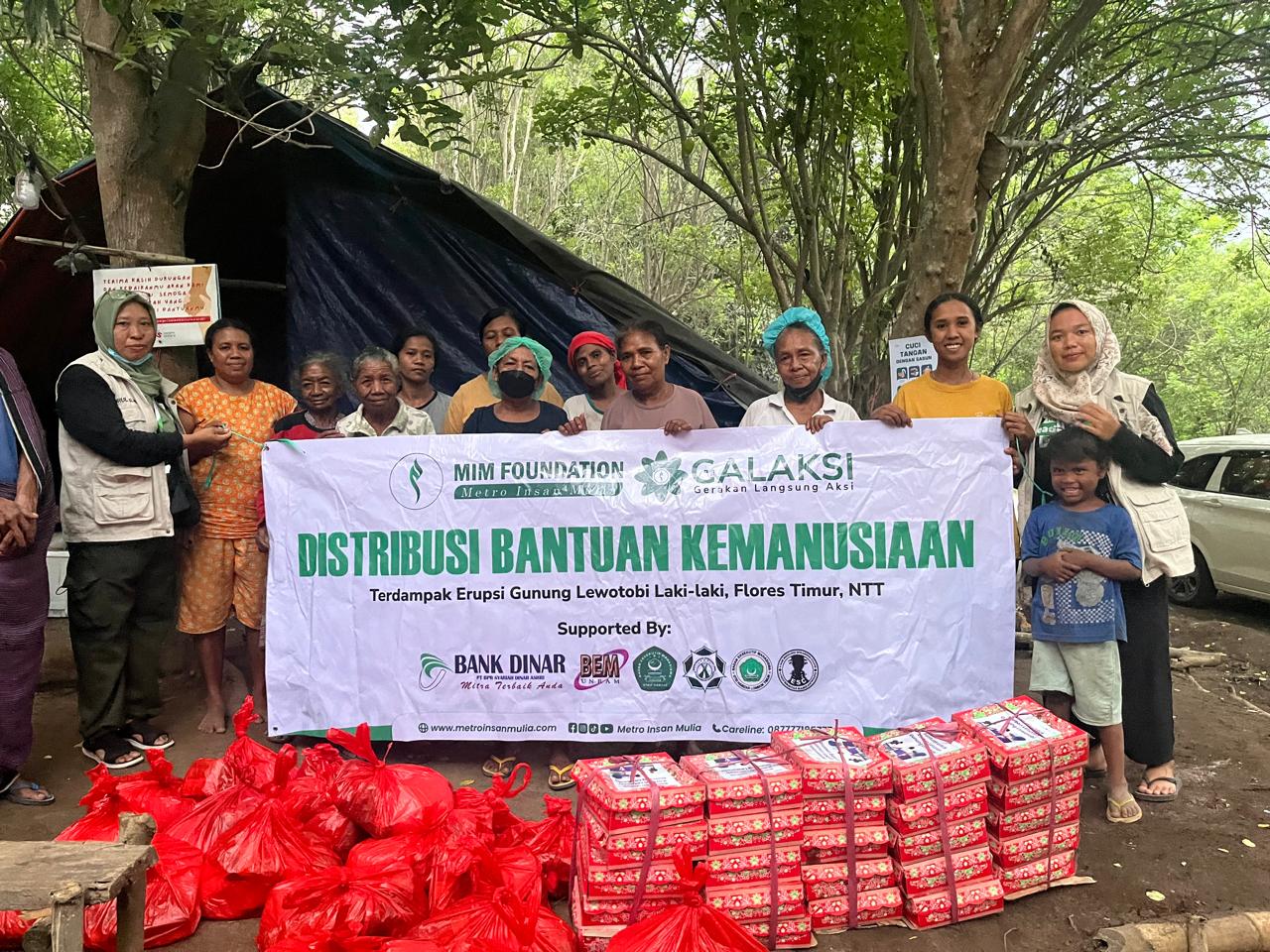 BANTU SESAMA: Perwakilan MIM Foundation saat menyerahkan bantuan kemanusiaan ke masyarakat terdampak erupsi Gunung Lewotobi Laki-laki di Kabupaten Flores Timur, NTT.