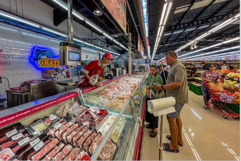 BELANJA: Pengunjung berbelanja di salah satu supermarket di Cenere, Depok, Jabar, Minggu (1/12). Pemerintah menunda kenaikan tarif PPN yang semula direncakan Januari 2025.