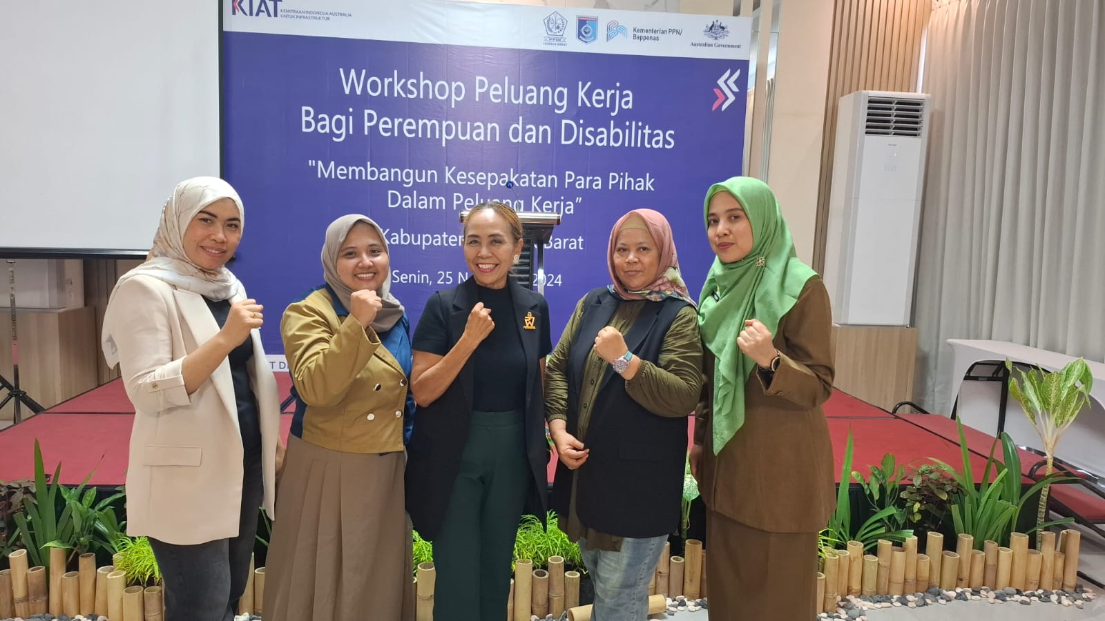 PEJUANG PEREMPUAN: Ninik Green (paling tengah) bersama pengurus Perkumpulan Wanita Maju Berdaya (Perwamaya) saat menggelar pelatihan kerja bagi perempuan dan disabilitas, beberapa waktu lalu.
