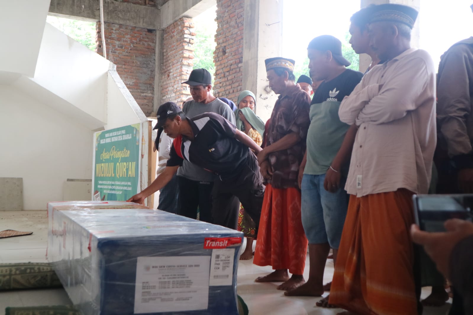KORBAN LAKALANTAS: Jenazah mendiang Suandi yang sudah tiba di rumah keluarga di Dusun Sebolet, Desa Mujur, Kecamatan Praya Timur, Loteng, dan langsung dimakamkan, pada Kamis lalu (28/11).