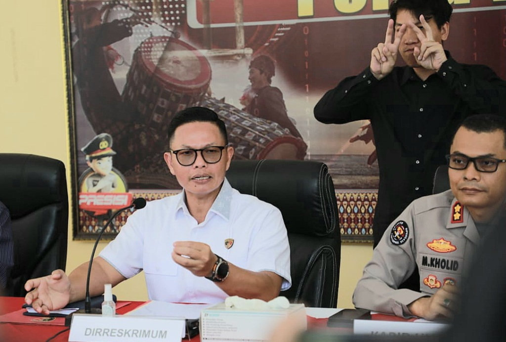 BERI KETERANGAN PERS: Dirreskrimum Polda Kombes Pol Syarif Hidayat didampingi Kabidhumas Polda NTB AKBP M Kholid saat menggelar konferensi pers, Senin (2/12).