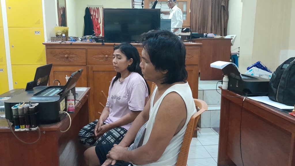 DIAMANKAN: Pasangan suami istri asal Karang Bagu, Kecamatan Cakranegara, Mataram diamankan anggota Satnarkoba Polresta Mataram, Senin (2/12).