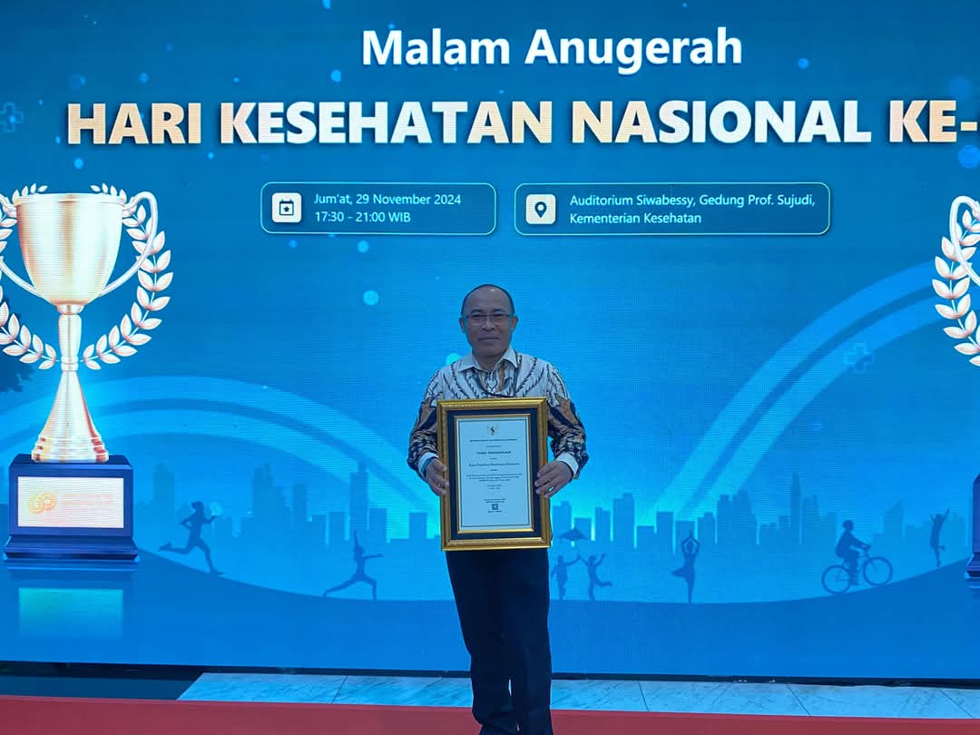 PRESTASI: Kepala Bapelkes Mataram Ali Wardana menerima penghargaan Pemantauan dan Evaluasi Kinerja Penyelenggara Pelayanan Publik tahun 2024 dari Kemenkes, Jumat (29/11).