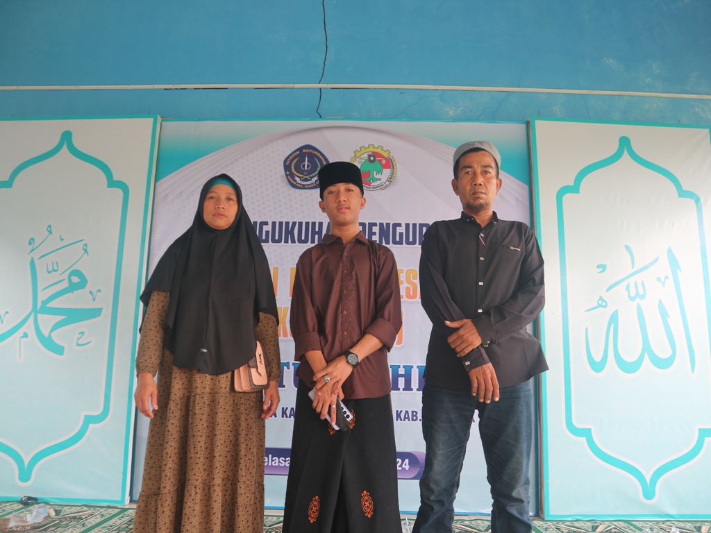 LEPAS: M Arif Qurdi bersama kedua orang tuanya saat foto bersama setelah acara pelepasan santri yang akan melanjutkan pendidikan ke Al Azhar Kairo, Mesir, di aula Pondok Pesantren
