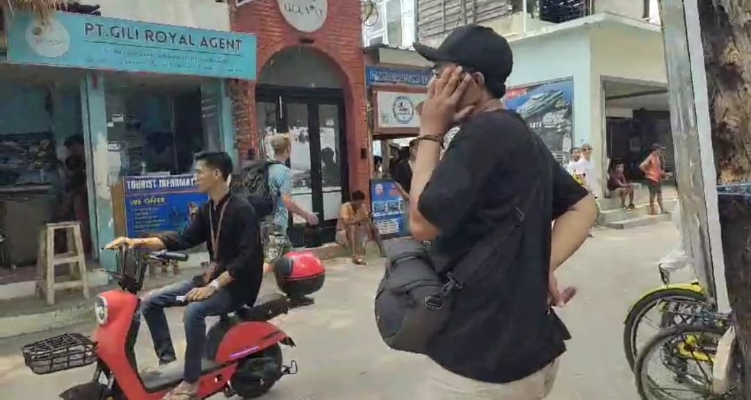 PERLU DITERTIBKAN: Salah satu pengguna sepeda listrik di Gili Trawangan. Secara aturan, penggunaan sepeda listrik sudah dilarang. &nbsp;