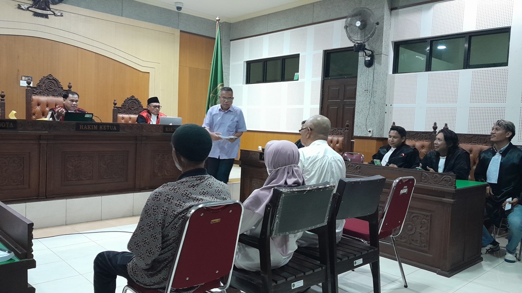SIDANG: Mantan Kadikes Dompu Maman saat mengikuti persidangan di Pengadilan Tipikor Mataram, Senin (2/12).
