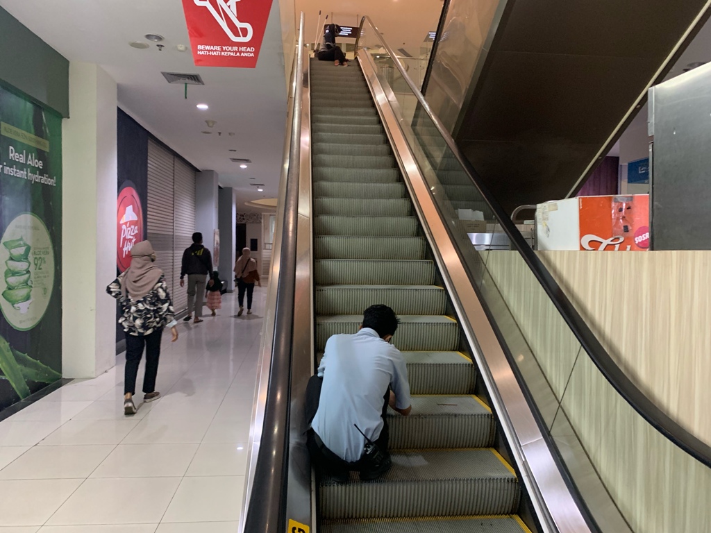CEK ESKALATOR: Pekerja di Mataram Mall memeriksa kondisi eskalator, belum lama ini.