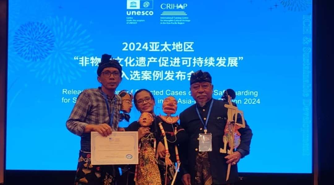 BANGGA: Dari kiri ke kanan Abdul Latief Apriaman, Fitri Rahmawati, dan Ki Dalang H Safwan di Beijing, China 15 November 2024 lalu.