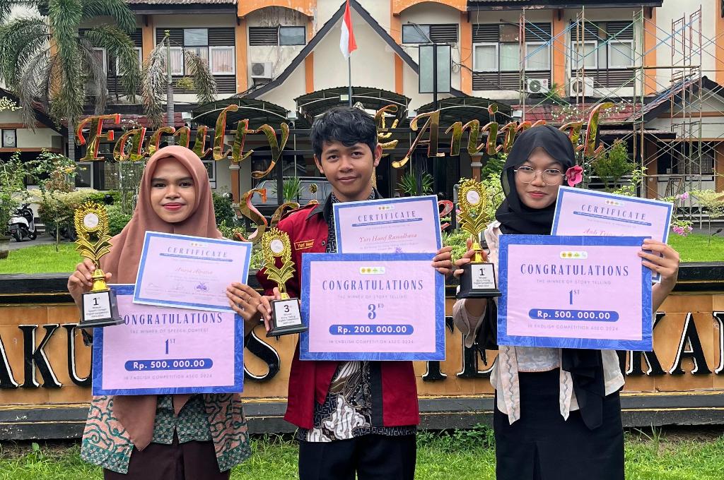 BERPRESTASI: Tiga siswa MAN 2 Mataram Anaya Alpatia, Andi Trisna Arsyil Sajada, Yuri Hanif Ramadhana peraih juara lomba speech dan storytelling yang diadakan Unram, pekan lalu.