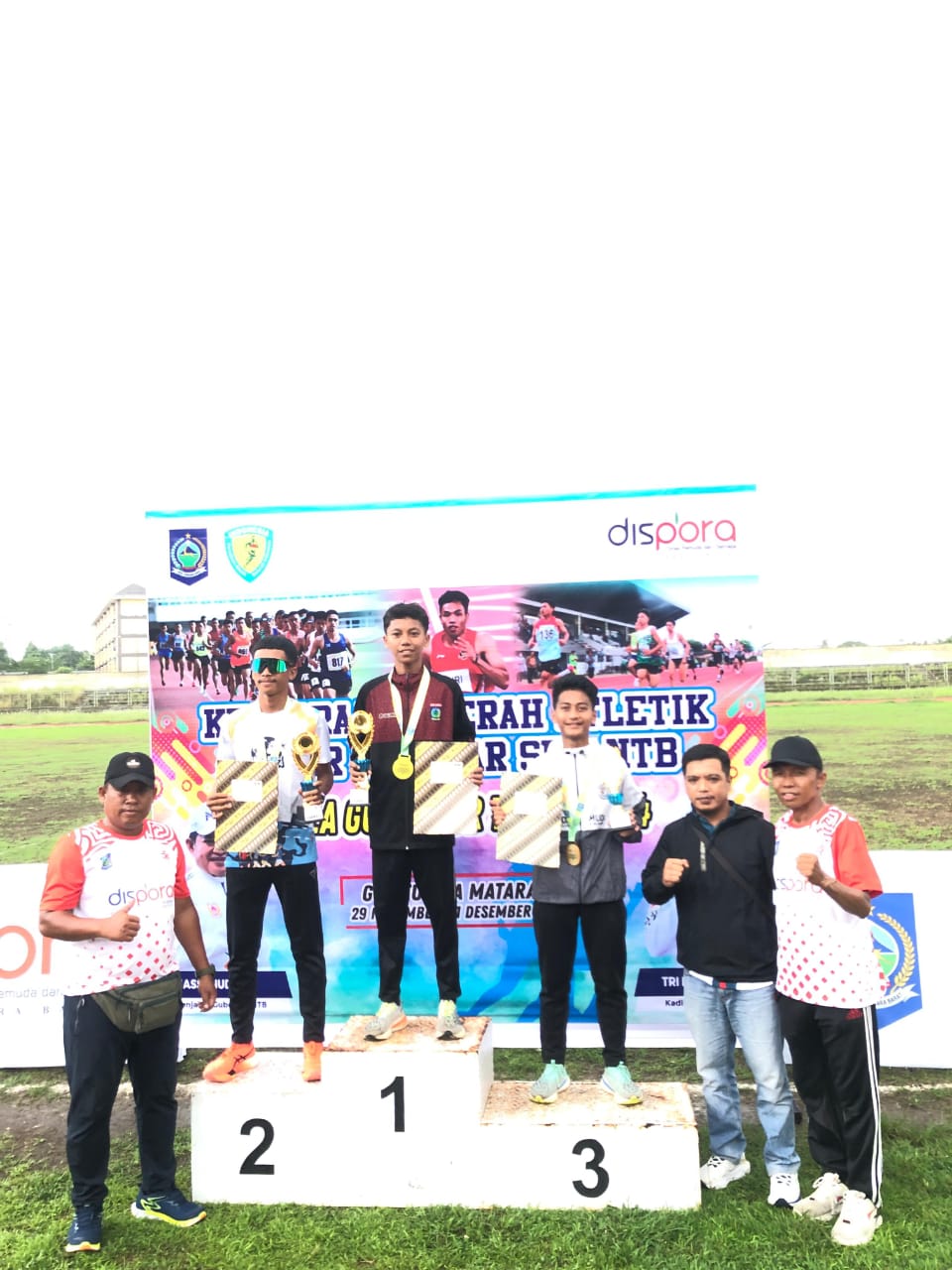 MEMBANGGAKAN: Siswa MAN Lobar Imam Fasha (podium III) meraih juara pada ajang Kejurda Atletik Pelajar se-NTB 2024, Sabtu (30/11) lalu.