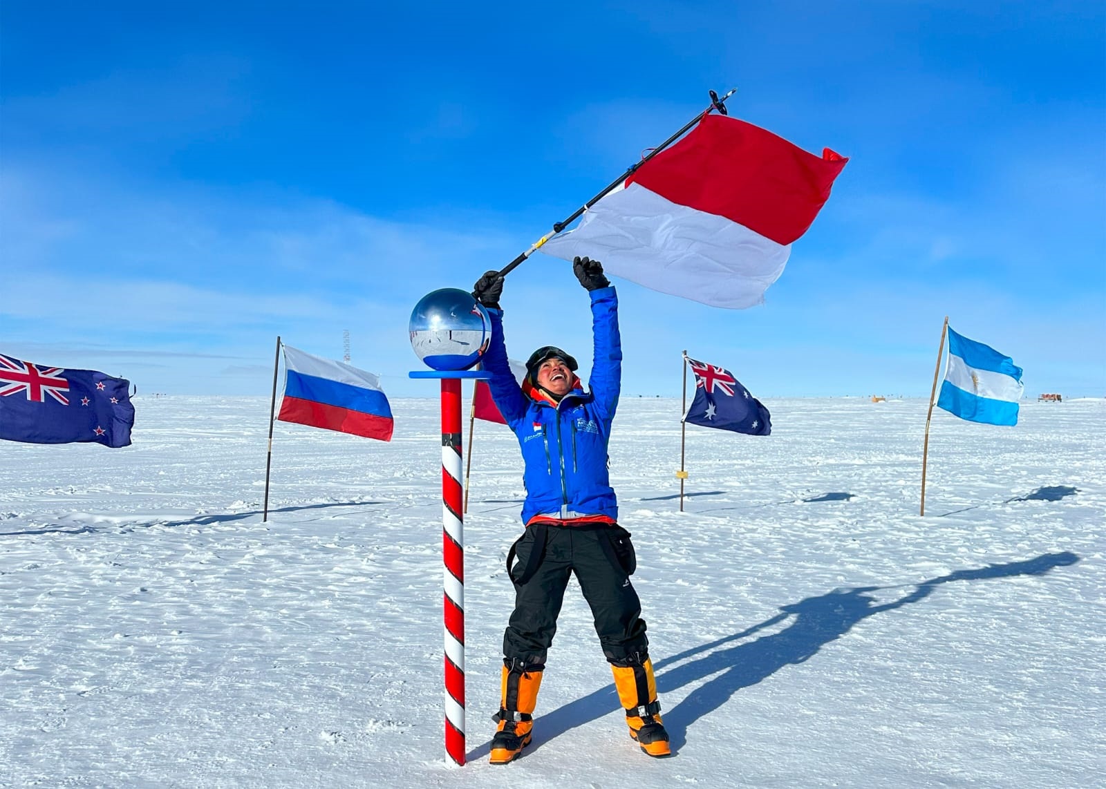 CAPAIAN: Putri Handayani mengibarkan Merah Putih di 90&deg; S Antartika pada Desember tahun lalu.