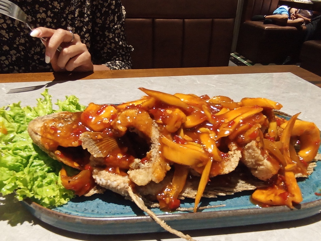 BEST SELLER: Gurame Saus Rujak, salah satu menu best seller Warunk Buntut, di lantai dua Lombok Epicentrum Mall.
