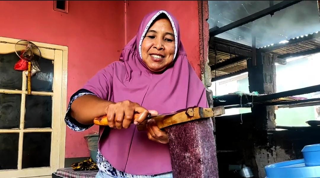 PROSES PRODUKSI: Proses produksi jajanan tradisional opak-opak di Desa Seigerongan, Kecamatan Lingsar, Kabupaten Lombok Barat, beberapa waktu lalu.