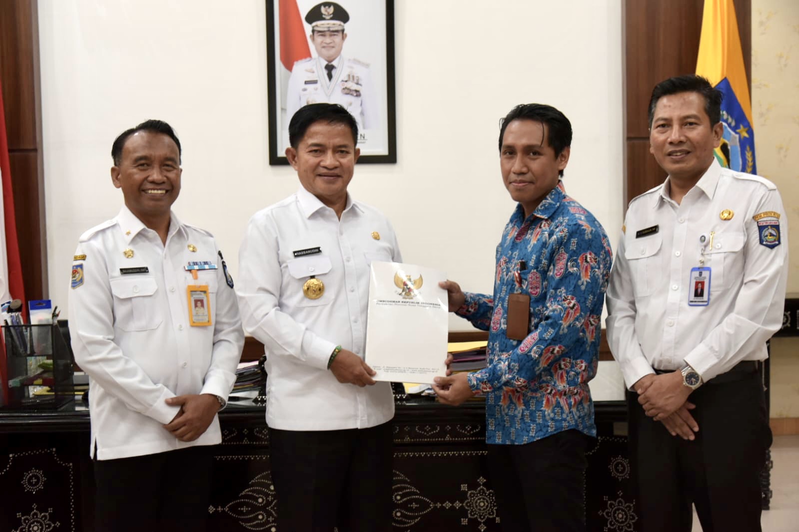 Kepala Biro Organisasi Setda NTB H Nursalim (kanan) mendampingi Pj Gubernur NTB Hassanudin (dua dari kiri) menerima audiensi Ombudsman RI Perwakilan NTB, di Mataram, Rabu (4/12).