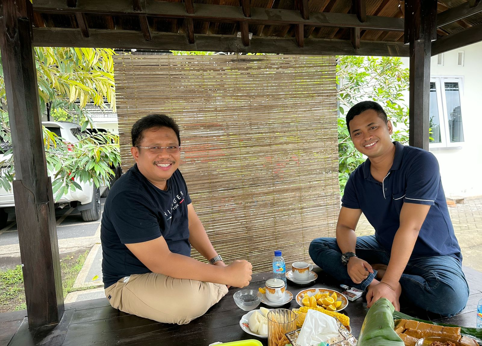 HANGAT: Calon Bupati Lombok Barat Lalu Ahmad Zaini (kiri) saat mengunjungi kediaman Lalu Anton Hariawan, Koordinator Tim Hukum pasangan Hj Sumiatun &mdash; Ibnu Salim (Manis) Sabtu (30/12) pekan lalu.
