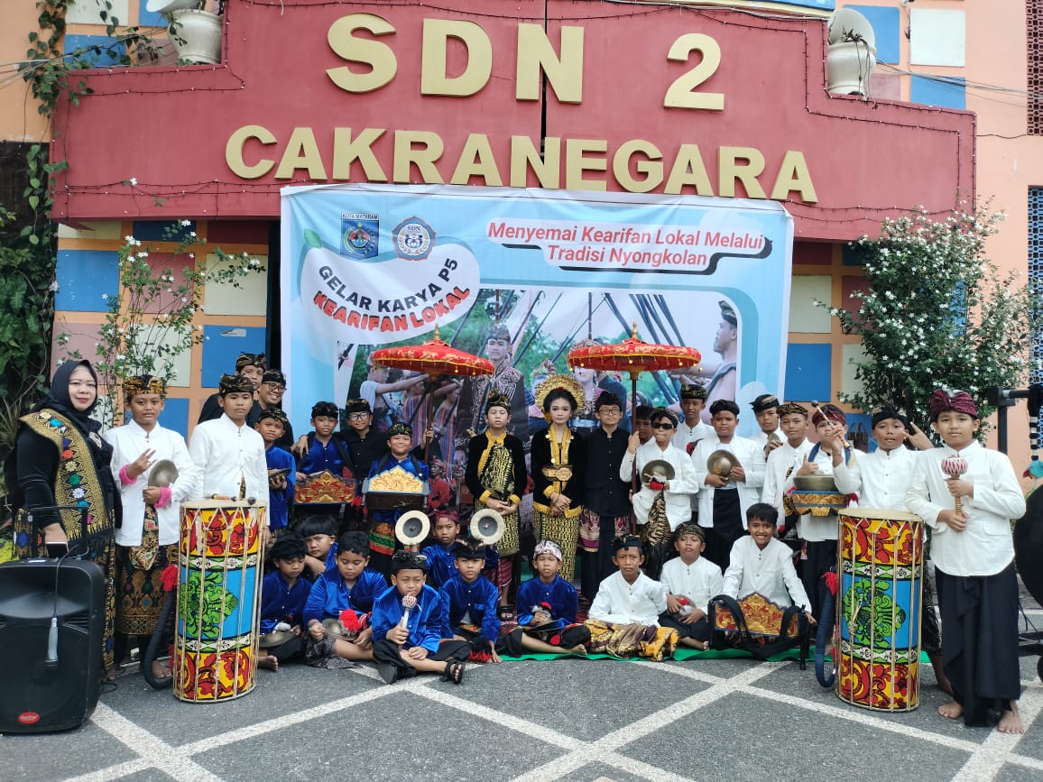 GENDANG BELEQ: Tim gendang beleq SDN 2 Cakranegara akan mengikuti lomba pada ajang Pentas Seni Budaya Pelajar di Teras Udayana, Selasa (3/12).