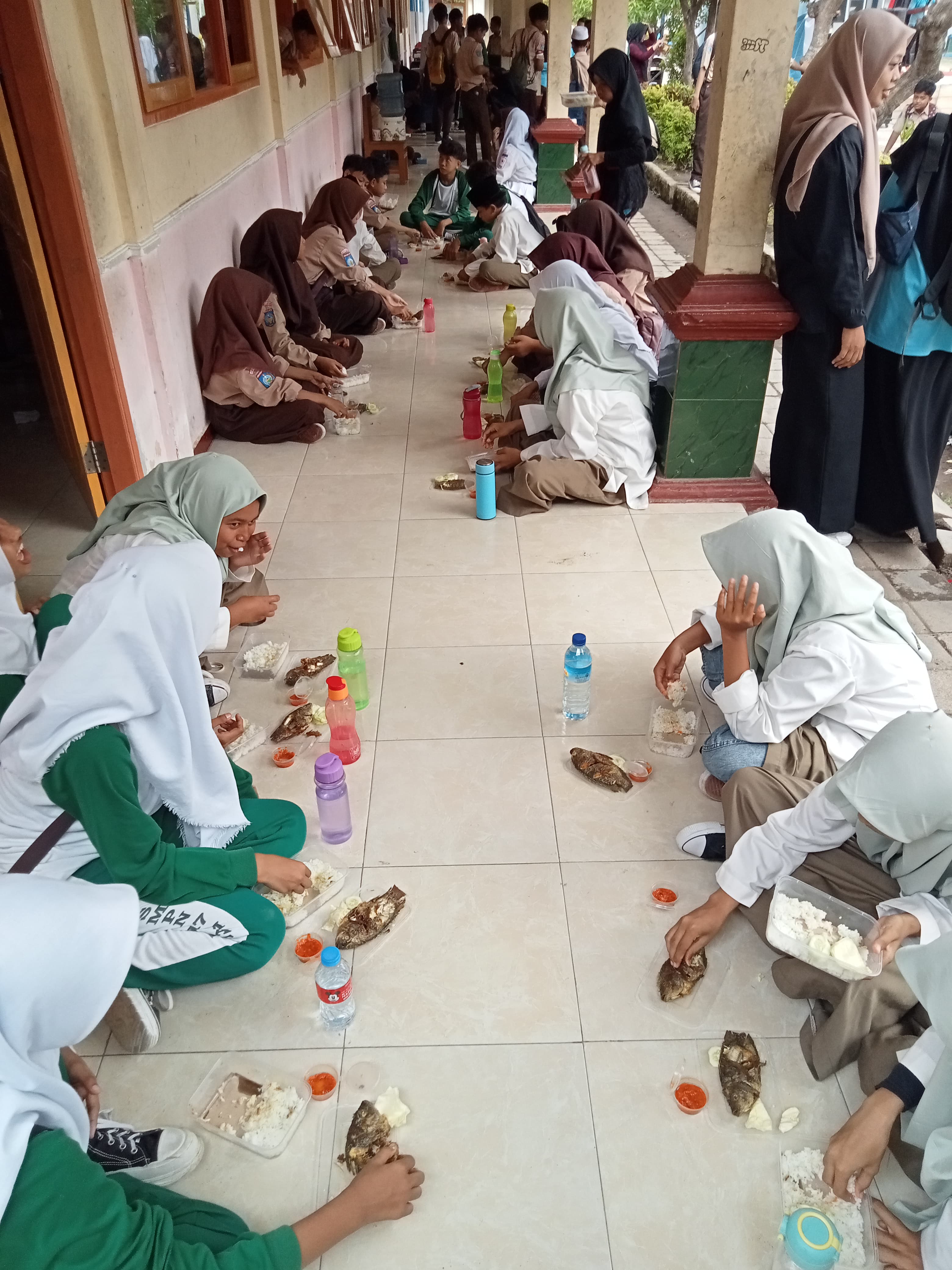 SARAPAN BERSAMA: Siswa SMPN 17 Mataram sarapan bersama pada penutupan program Gerakan Sekolah Sehat (GSS) di sekolah setempat, belum lama ini.
