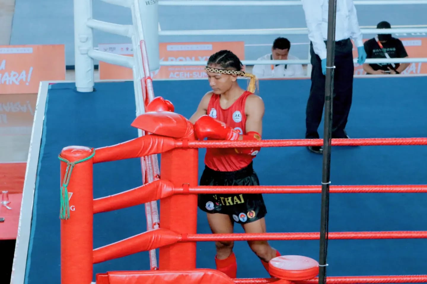 PROYEKSI: Atlet muaythai NTB Ardiansyah saat mengikuti PON XXI Aceh-Sumatera Utara 2024, September lalu.
