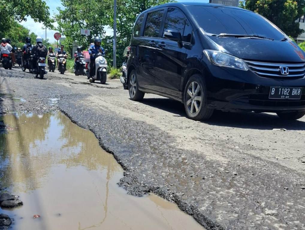 RUSAK BERAT: Inilah kondisi Jalan Darul Hikmah, Desa Terong Tawah, Kecamatan Labuapi yang rusak berat. Tampak jalan terendam air usai hujan.