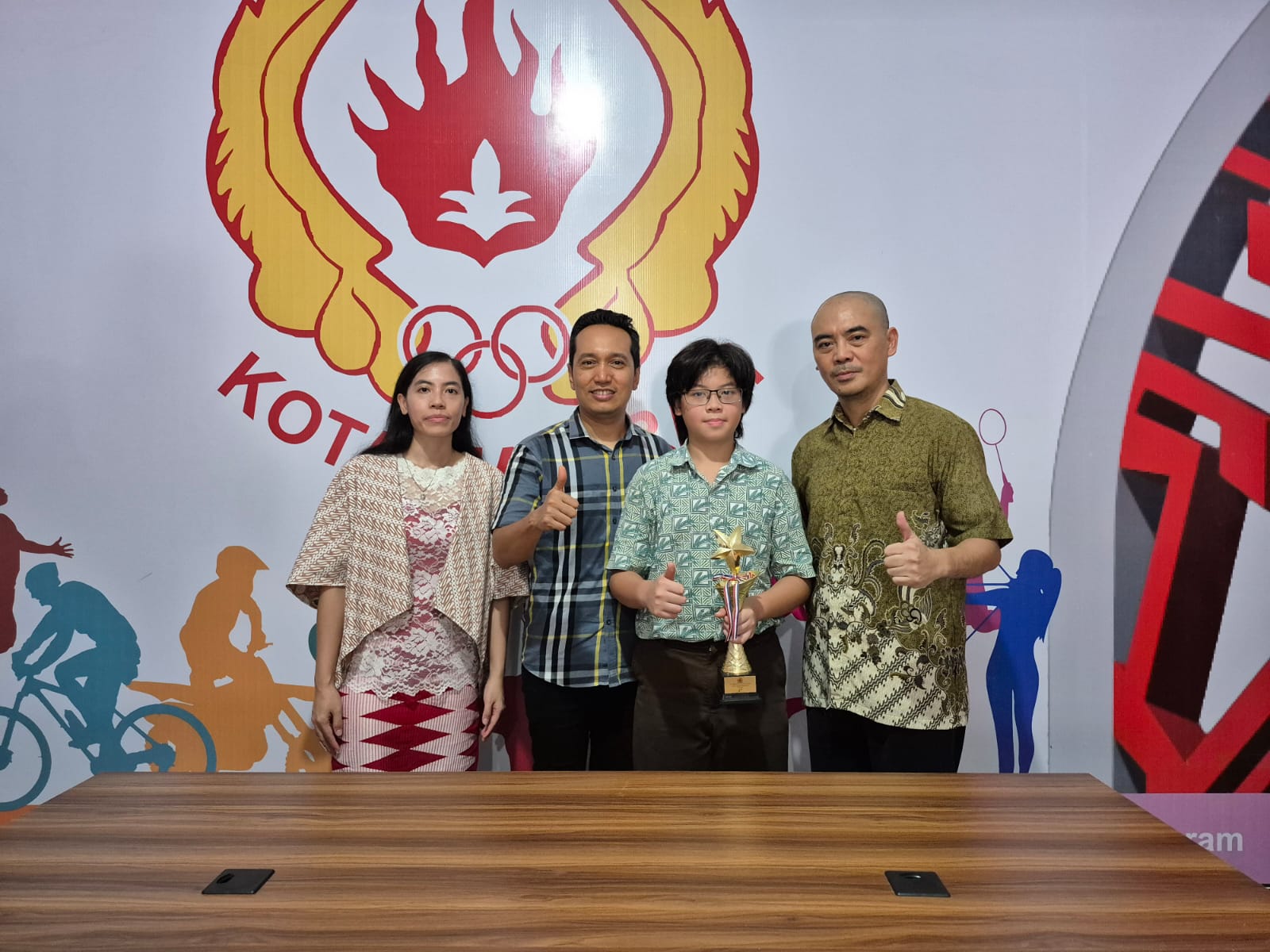 ATLET POTENSIAL: Pecatur junior Mataram Leon Sky Sutrisno (dua dari kanan) bersama kedua orang tuanya dan Ketua KONI Mataram Firadz Pariska (dua dari kiri), Selasa (3/12).